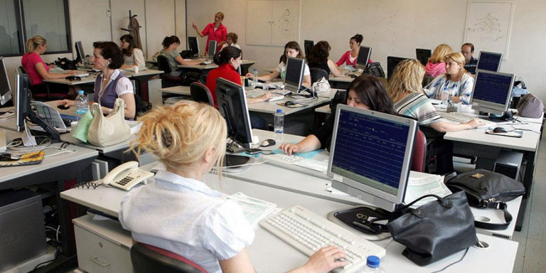 ΣτΕ: Οριστικό τέλος στον 13ο και 14ο μισθό για τους δημοσίους υπαλλήλους