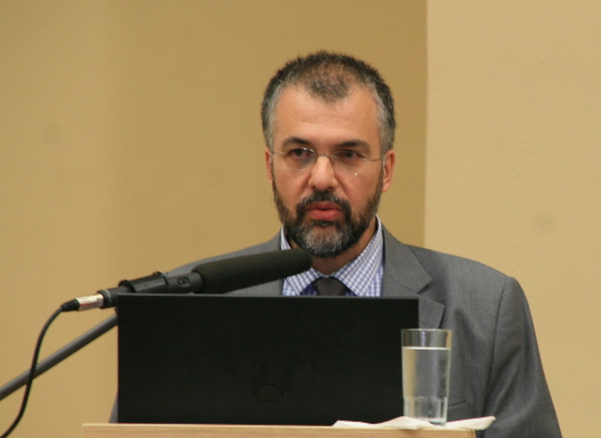 ΤΙ ΓΑΠ, ΤΙ ΣΑΜΑΡΑΣ, ΤΙ ΤΣΙΠΡΑΣ, ΤΙ ΜΗΤΣΟΤΑΚΗΣ, ΑΥΤΟΣ ΠΑΡΑΜΕΝΕΙ ΑΚΛΟΝΗΤΟΣ!