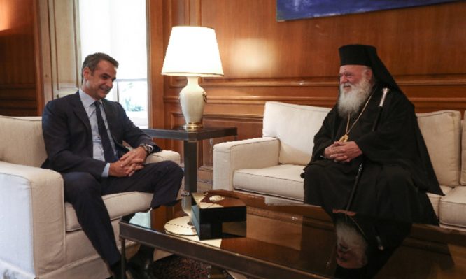 Συνάντηση Πρωθυπουργού- Αρχιεπισκόπου- Δεν αλλάζουν τα άρθρα 3 και 13 του Συντάγματος