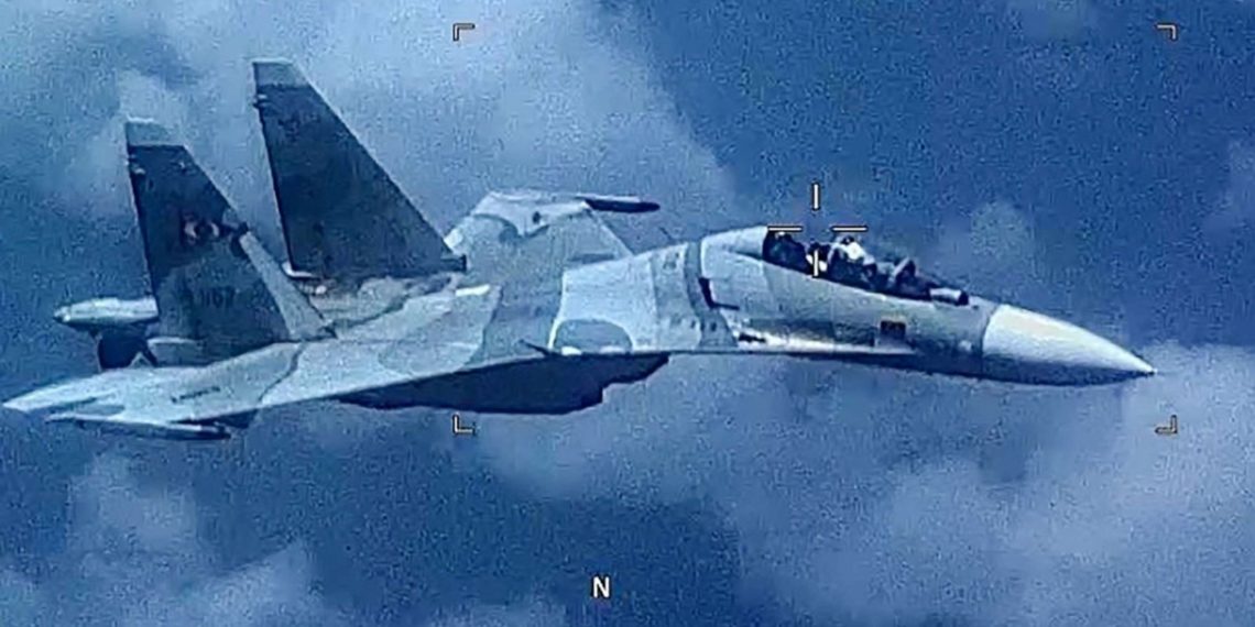 SU-30: Η σοκαριστική στιγμή που μαχητικό αεροσκάφος από τη Βενεζουέλα παρενοχλεί στον αέρα ένα αμερικανικό EP-3 [vid]