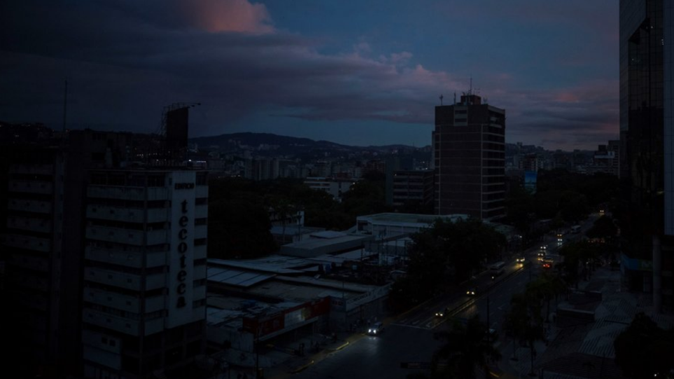 Στο σκοτάδι πάλι η Βενεζουέλα: Ηλεκτρομαγνητική επίθεση καταγγέλλει ο Μαδούρο