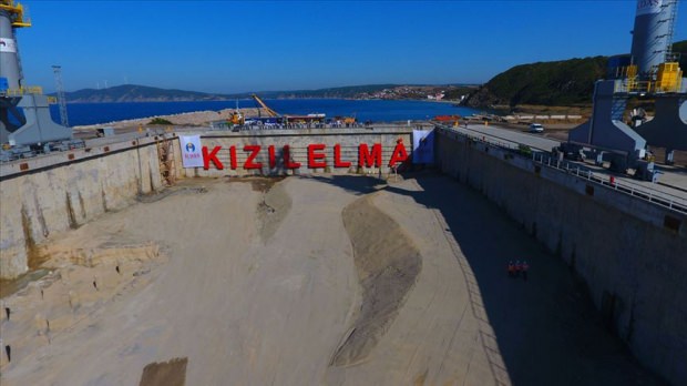 ΓΙΑΤΙ ΚΟΚΚΙΝΗ ΜΗΛΙΑ ΤΟ…ΑΕΡΟΠΛΑΝΟΦΟΡΟ ΤΩΝ ΤΟΥΡΚΩΝ!