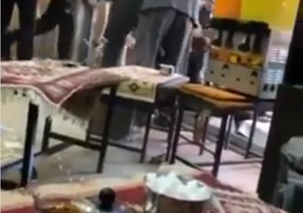 Βίντεο με αστυνομικούς που χτυπάνε με λύσσα Κούρδο διαδηλωτή…