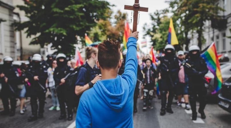 ΠΟΛΩΝΙΑ: 15χρονος μόνος του με έναν σταυρό μπλοκάρει πορεία των LGBT