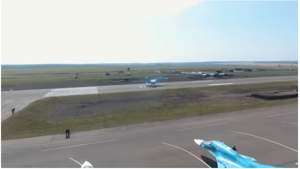 Η προσγείωση του SU-34 και του An-26 στον υπό κατασκευή αυτοκινητόδρομο γυρίστηκε σε Βίντεο