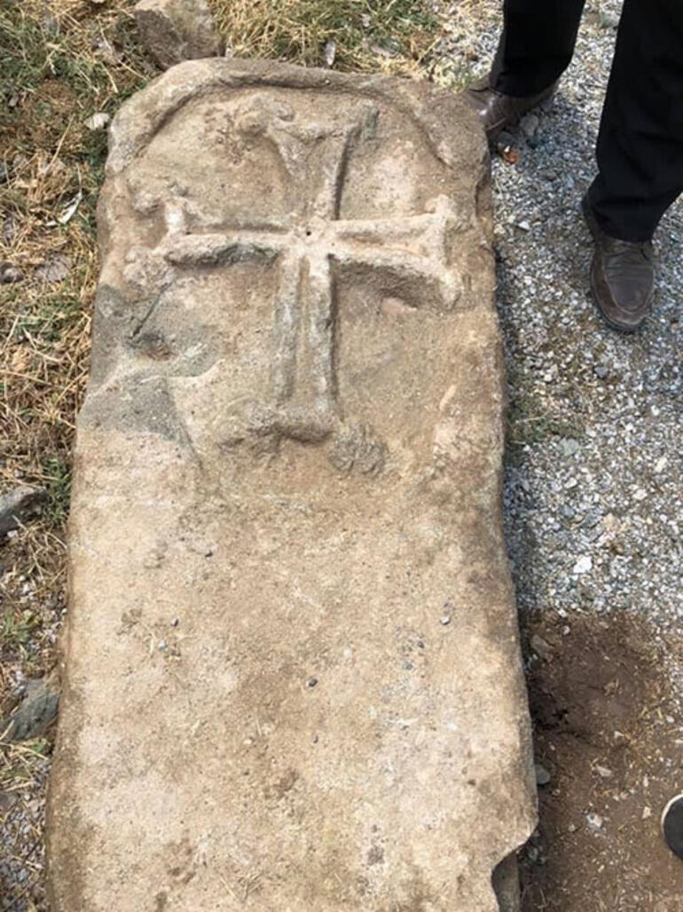 Ο ΣΤΑΥΡΟΣ ΠΟΥ ΑΝΑΔΥΘΗΚΕ ΑΠΟ ΤΑ ΧΩΜΑΤΑ ΤΗΣ ΜΙΚΡΑΣ ΑΣΙΑΣ