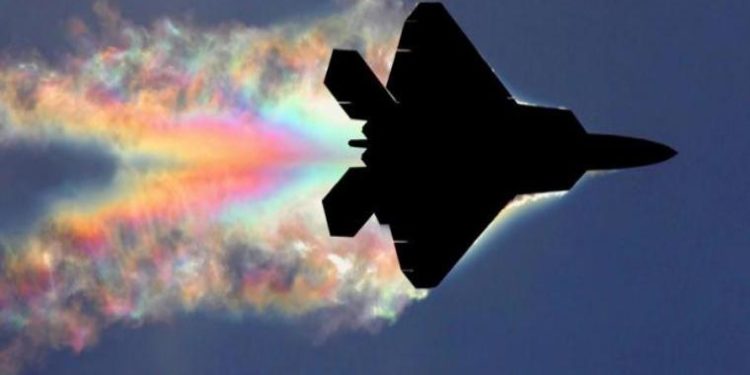 F-22 vs F-16 Viper: «Κόντρα» των δύο μαχητικών με ελιγμούς και περάσματα [vid]