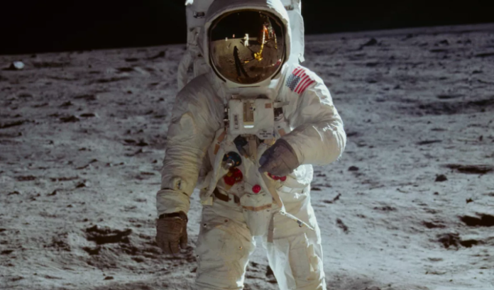 Αστροναύτης του Apollo 11 για το αν υπάρχει «ζωή έξω από τη Γη»: «Ναι υπάρχει»