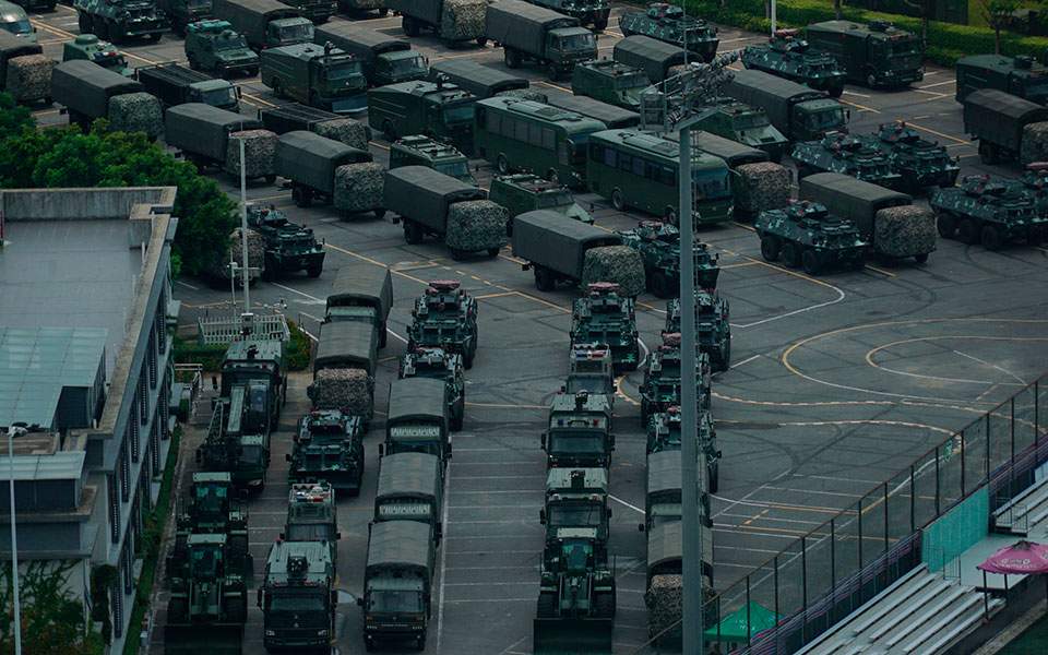 Στρατεύματα σε στάδιο κοντά στο Χονγκ Κονγκ συγκεντρώνει η Κίνα (φωτογραφίες).