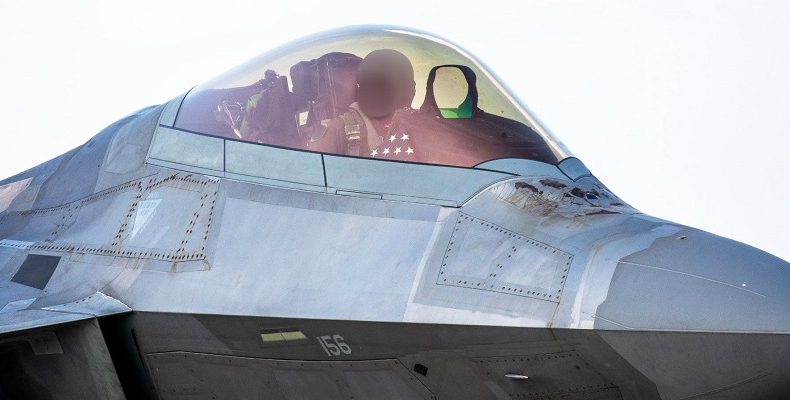 Το πανάκριβο αμερικανικό μαχητικό F-22 ξεφλουδίζει και παύει να είναι “αόρατο”;