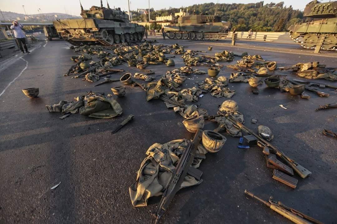Η Απόλυτη Ξεφτίλα Ταπείνωση Του Τουρκικού Στρατού Στην Συρία! Παραδίδουν Όπλα Και Εξοπλισμό Και Γυρνάνε Πίσω Στη Τουρκία Με Λεωφορεία!