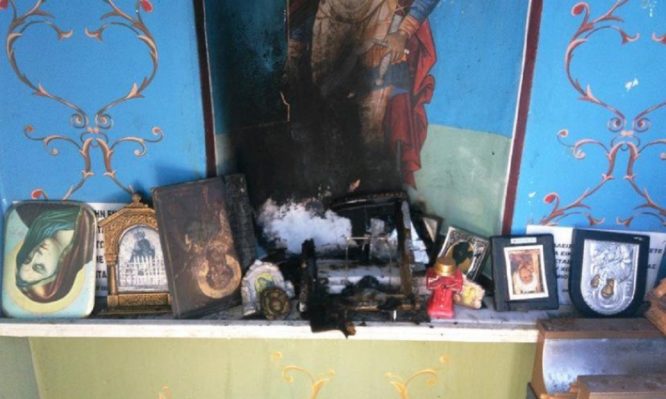 Τέμενη Αιγίου: Ιερόσυλοι έβαλαν φωτιά και βεβήλωσαν τις εικόνες της Εκκλησίας.