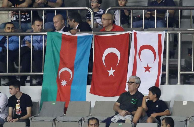 Champions League: Απαράδεκτη πρόκληση στον ΑΠΟΕΛ – Σημαίες Τουρκίας και ψευδοκράτους στις εξέδρες! -Εικόνες
