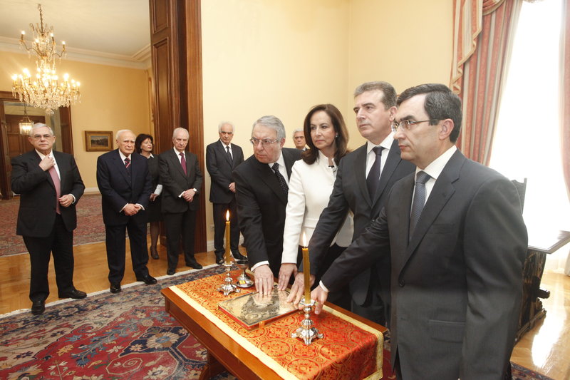ΑΠΟΣΤΟΛΟΥ : ΠΕΡΙΕΡΓΟΙ ΣΥΝΕΙΡΜΟΙ ΜΕ ΤΗΝ ΕΠΙΧΕΙΡΗΣΗ “ΔΙΧΤΥ” ΤΟΥ ΧΡΥΣΟΧΟΪΔΗ