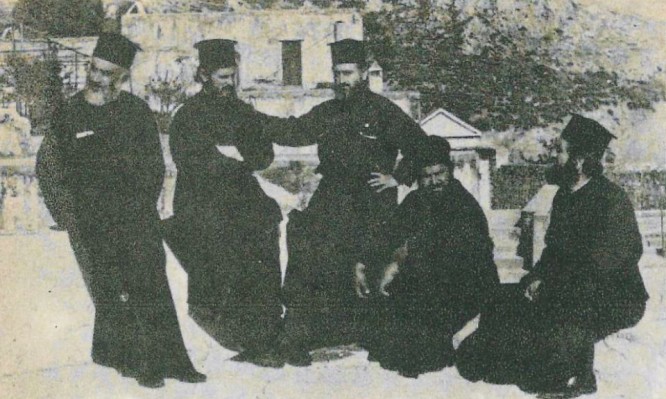 Οι Σφακιανοί επαναστάτες με τα ράσα που τα έβαλαν με ΗΠΑ και Τουρκία!