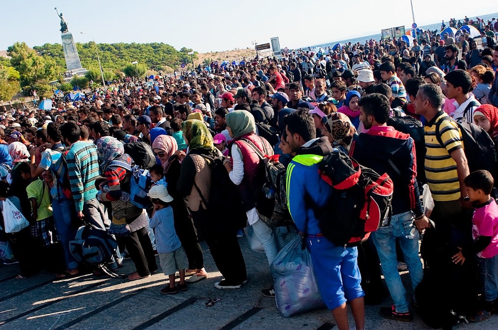 ΓΙΑΤΙ ΑΡΑΓΕ Η ΚΥΒΕΡΝΗΣΗ ΓΕΜΙΖΕΙ ΤΗΝ ΕΛΛΑΔΑ ΜΕ HOTSPOTS; ΠΟΣΕΣ ΕΚΑΤΟΝΤΑΔΕΣ ΧΙΛΙΑΔΕΣ ΝΕΟΥΣ ΛΑΘΡΟΜΕΤΑΝΑΣΤΕΣ ΕΧΕΙ ΣΥΜΦΩΝΗΣΕΙ ΝΑ ΔΕΧΘΕΙ Ο ΚΟΥΛΗΣ;