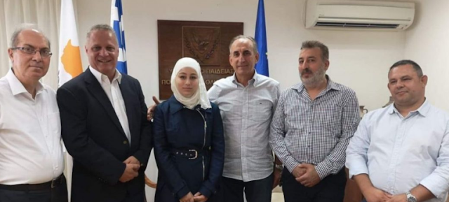 Κατάλαβες Τώρα..;; Η μαθήτρια με την μαντήλα «Έ φ α γ ε» τον Διευθυντή του Σχολείου