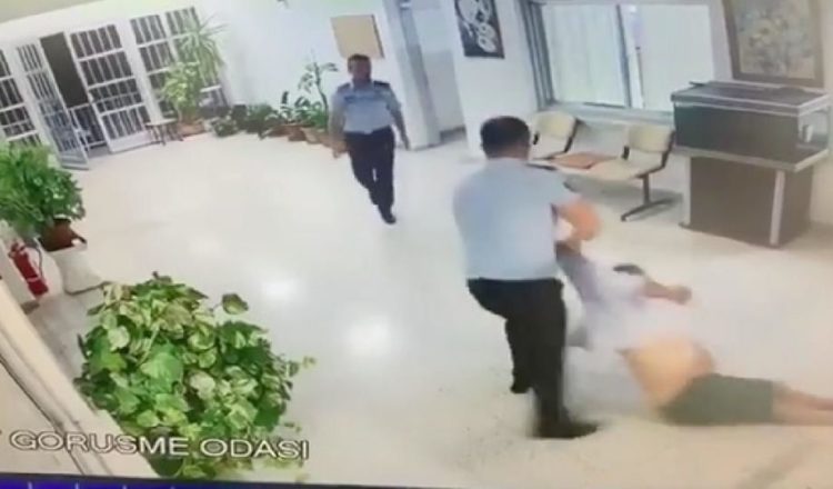 Κλωτσώντας τον τουρίστα στο αεροδρόμιο – βίντεο