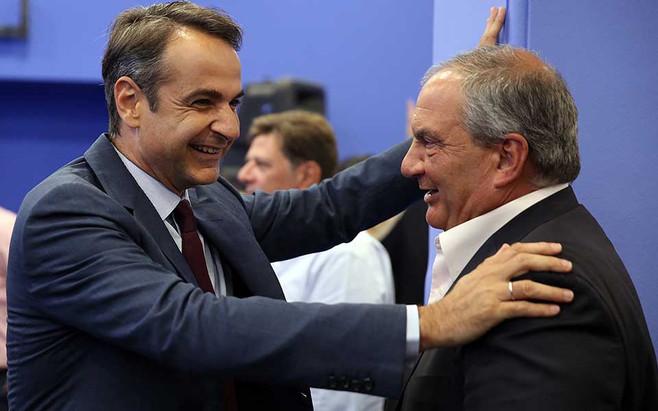 ΑΠΟΣΤΟΛΟΥ : ΝΕΟΣ ΠΡΟΕΔΡΟΣ ΤΗΣ ΔΗΜΟΚΡΑΤΙΑΣ Ο ΚΩΣΤΑΣ ΚΑΡΑΜΑΝΛΗΣ – “Σφαγή” Μητσοτακικών – Σαμαρικών…
