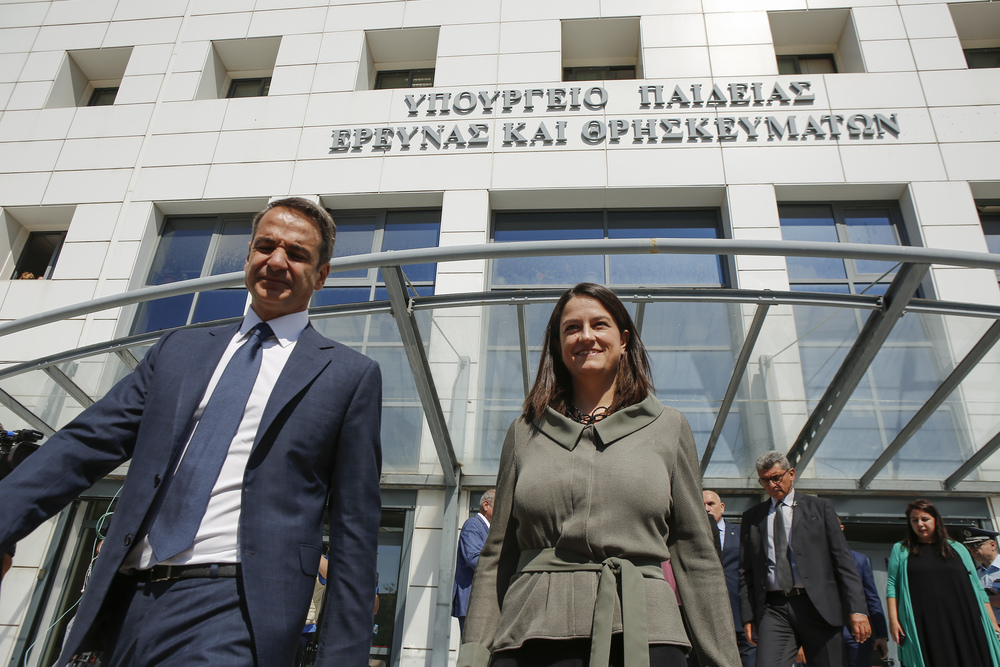 ΤΟ ΝΕΟΤΑΞΙΚΟ ΣΥΣΤΗΜΑ ΤΗΣ ΠΑΙΔΕΙΑΣ ΜΑΣ ΜΕΤΑΤΡΕΠΕΙ ΤΑ ΠΑΙΔΙΑ ΜΑΣ ΣΕ “ΣΥΓΧΡΟΝΟΥΣ ΓΕΝΙΤΣΑΡΟΥΣ” (Χωρίς…