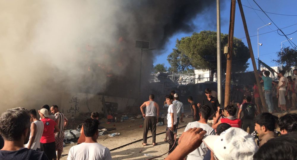 Τη φωτιά στη Μόρια έβαλαν μετανάστες για να μην αλλάξουν οικίσκους©