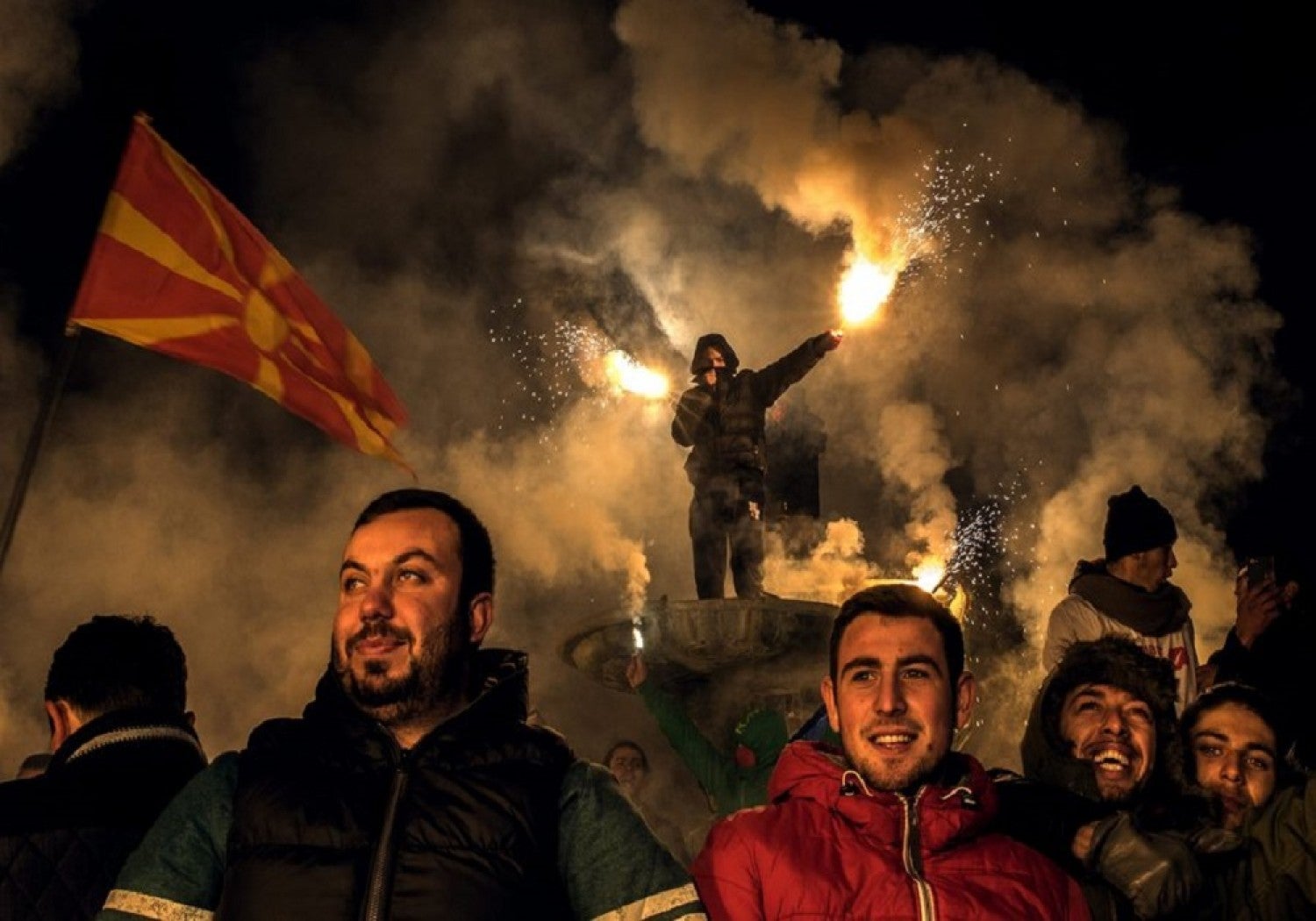 «Βράζουν» οι Σκοπιανοί εθνικιστές: Έκαψαν ελληνικές σημαίες μπροστά από το προξενείο στη Μελβούρνη – Δείτε βίντεο