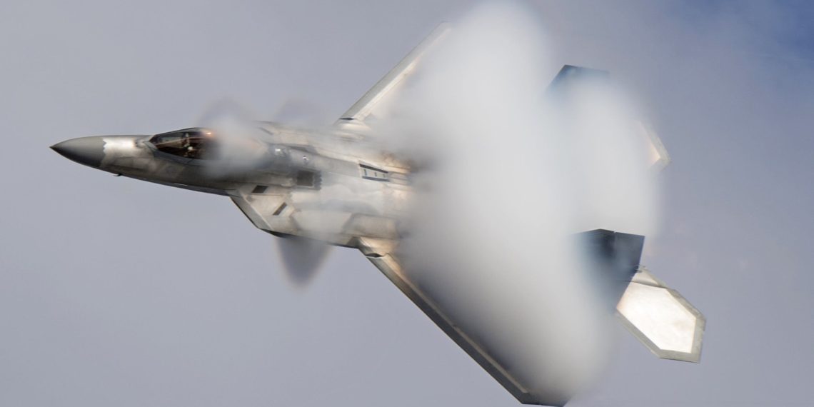 F-22: «Κόβει την ανάσα» η ελεύθερη..αιώρηση του πανίσχυρου μαχητικού [vid]