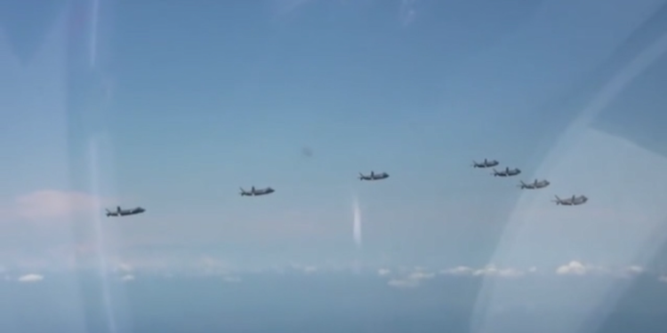 J-20: Οι κινεζικοί «δράκοι» σε πρωτοφανή εναέριο σχηματισμό [pic/vid]