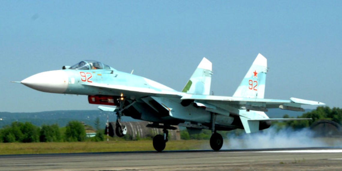 SU-27: Η απίστευτη στιγμή που το μαχητικό εκτοξεύει από τις θέσεις τους μέλη της αποστολής [vid]
