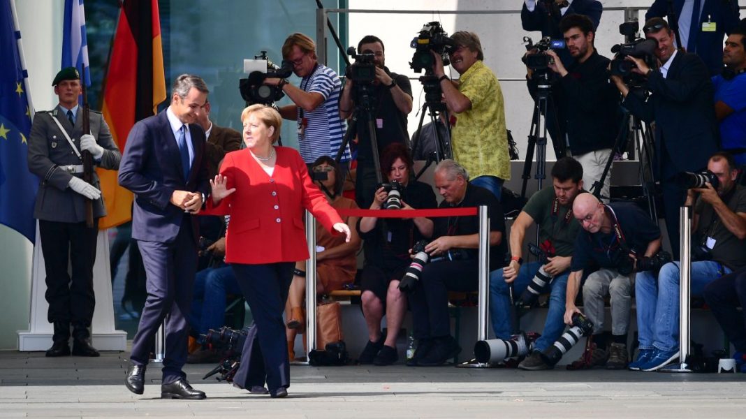 ΑΠΟΣΤΟΛΟΥ : Ο ΚΥΒΕΡΝΗΤΗΣ ΤΗΣ ΜΕΡΚΕΛ ΣΤΗΝ ΕΛΛΑΔΑ ΠΗΓΕ ΒΕΡΟΛΙΝΟ