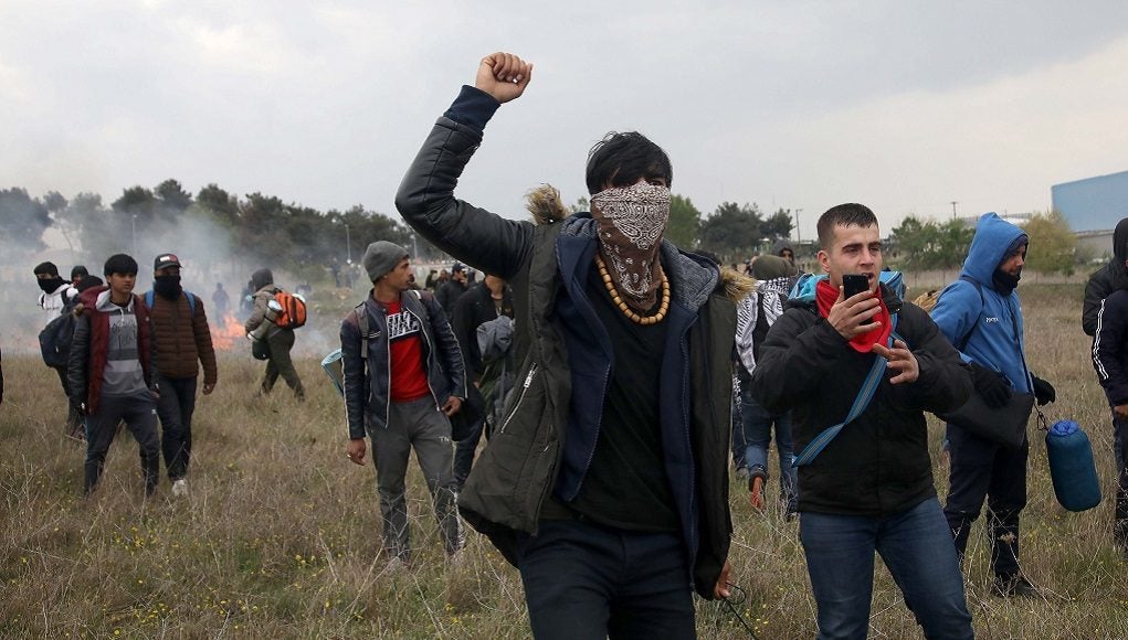 Διψούν για αίμα στον Έβρο: Άγριος ξυλοδαρμός δασκάλου από μετανάστες στο Δέρειο – Με δυσκολία τους ξέφυγε