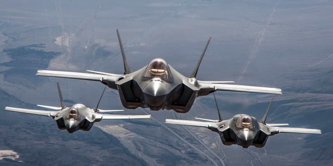 F-35: Το πιο φονικό όπλο της USAF κάνει επίδειξη ισχύος [vid]