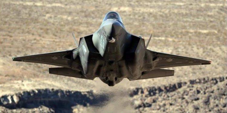 F-35: Γιατί τα stealth μαχητικά έχουν ανάγκη τα F-16 «Viper» [pics]
