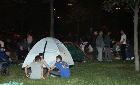 ΣΤΗΝ ΚΩΝΣΤΑΝΤΙΝΟΥΠΟΛΗ ΑΝΑΡΠΑΣΤΑ ΟΙ ΣΚΗΝΕΣ, ΥΠΝΟΣΑΚΟΙ ΚΑΙ ΓΚΑΖΟΛΑΜΠΕΣ ΕΝ ΟΨΕΙ…
