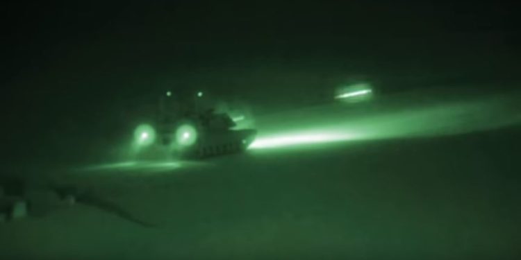M1 Abrams: Έκαναν τη «νύχτα-μέρα» οι βολές των αρμάτων μάχης [vid]