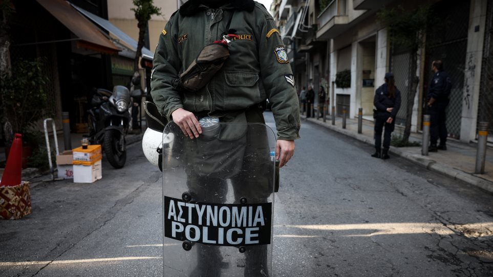 Πετροπόλεμος μεταξύ αλλοδαπών για υπό κατάληψη κτήριο στην πλατεία Βάθη