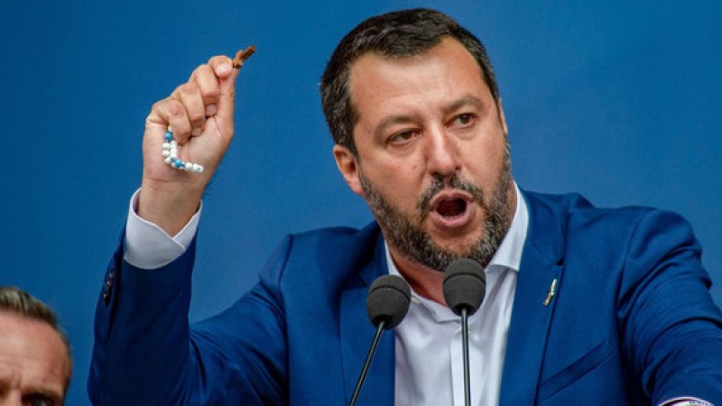 mateo_salvini_italie_catholique_chapeletnblk;'