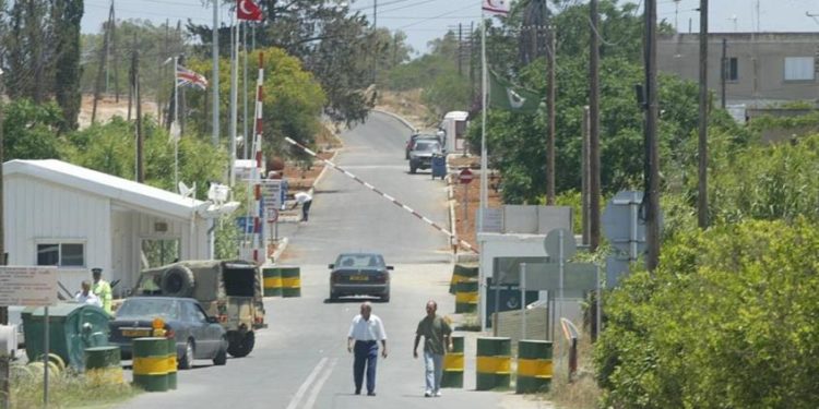 Οι κατοχικές αρχές συνέλαβαν μάνα και κόρη κατά την επίσκεψή τους στη Μόρφου