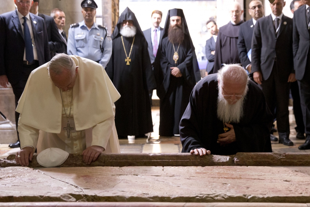 ΙΕΡΑ ΜΗΤΡΟΠΟΛΙΣ ΠΕΙΡΑΙΩΣ : ΚΡΙΤΙΚΗ ΣΤΙΣ ΑΡΧΕΣ ΤΟΥ ΠΑΠΙΚΟΥ ΟΙΚΟΥΜΕΝΙΣΜΟΥ