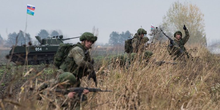Ο ρωσικός στρατός δείχνει τα δόντια του – Εντυπωσιακά πλάνα από την τελευταία άσκηση πεζικού [vid]