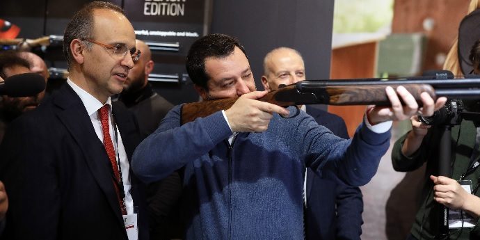 salvini-armi-fucile-690x345lk;l'