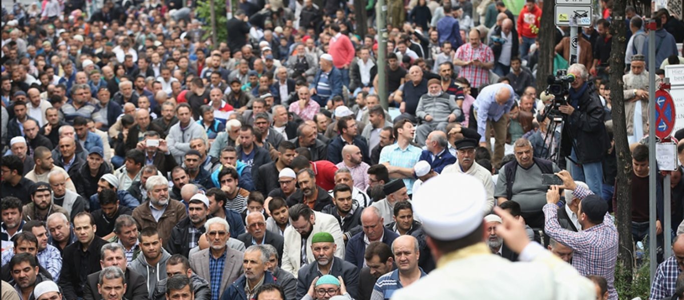 Βίντεο-σοκ: Γερμανίδα δακρύζει ενώ βλέπει αποσβολωμένη εκατοντάδες μουσουλμάνους στο δρόμο