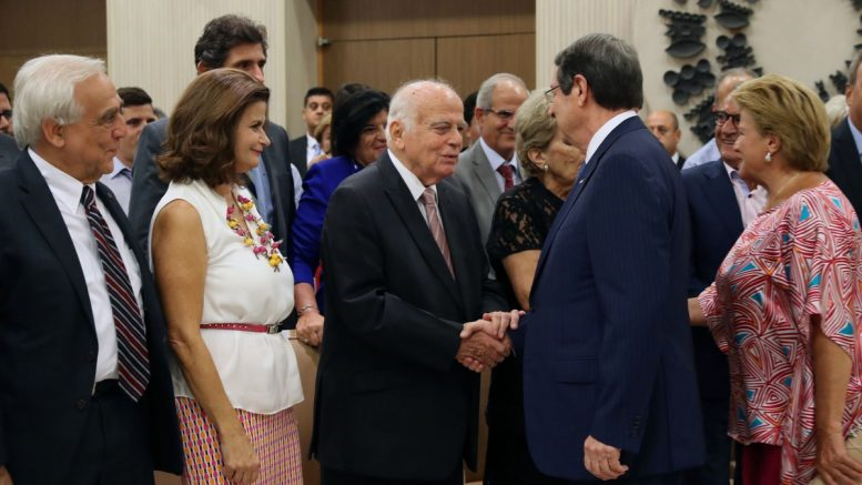 Η διαφθορά “σερβίρεται” με εκβιασμό για τα εθνικά θέματα: Πως απειλούν τους πολιτικούς…