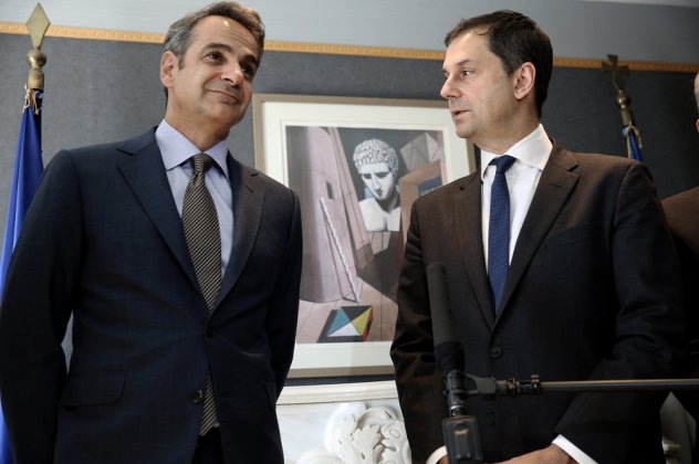 Ο ΚΟΥΛΗΣ ΑΝΑΣΤΕΛΛΕΙ ΤΟΝ ΦΠΑ ΣΤΙΣ ΟΙΚΟΔΟΜΕΣ ΓΙΑ 3 ΧΡΟΝΙΑ… ΟΧΙ ΒΡΕ, ΔΕΝ ΤΟ ΚΑΝΕΙ ΓΙΑ ΤΟ ΛΑΤΣΗ, ΑΛΛΑ ΓΙΑ… ΟΛΟΥΣ ΕΜΑΣ!