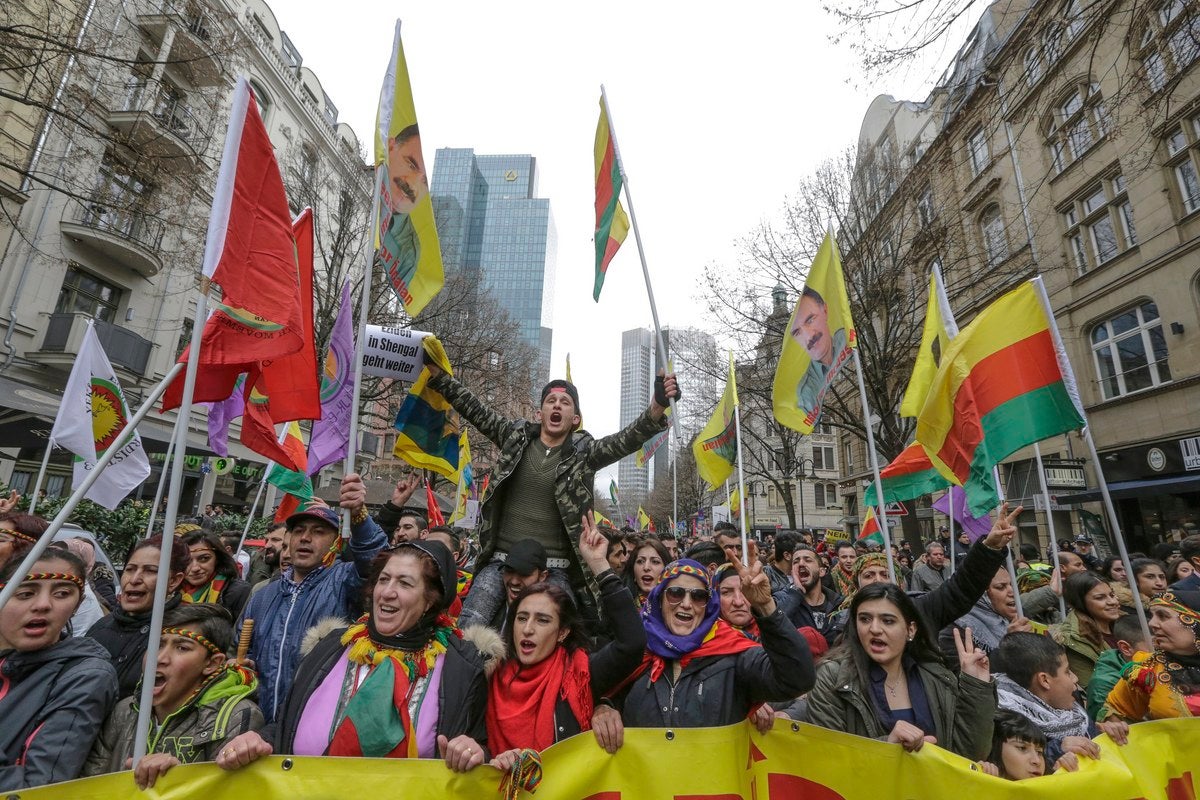 Άγριες συμπλοκές Κούρδων-Τούρκων στη Γερμανία – Πάνω από 60 άτομα έβγαλαν μαχαίρια – Δεν μπορούν να κρυφτούν πουθενά