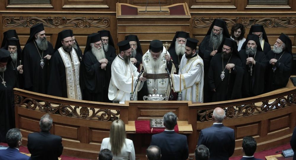 Κυβερνητικές πιέσεις στον Ιερώνυμο για να λειτουργήσει μαζί με τον Βαρθολομαίο