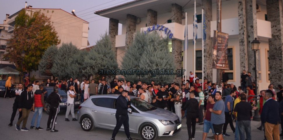 Σοκ! Αλλοδαποί εισέβαλαν σε σχολική γιορτή – Κυνήγησαν τα κορίτσια – Εβγαλαν μαχαίρια Απελπισμένοι οι κάτοικοι – Διαμαρτυρία στο Δημαρχείο