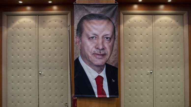 ΣΕΝΕΡ ΛΕΒΕΝΤ : Υπό την καθοδήγηση ενός φασίστα οδηγού
