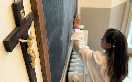 ΑΠΟΜΑΚΡΥΝΘΗΚΕ Ο ΣΑΛΒΙΝΙ ΚΑΙ ΚΑΤΕΒΑΖΟΥΝ ΤΟΥΣ ΣΤΑΥΡΟΥΣ ΑΠΟ ΤΑ ΣΧΟΛΕΙΑ ΣΤΗΝ ΙΤΑΛΙΑ!