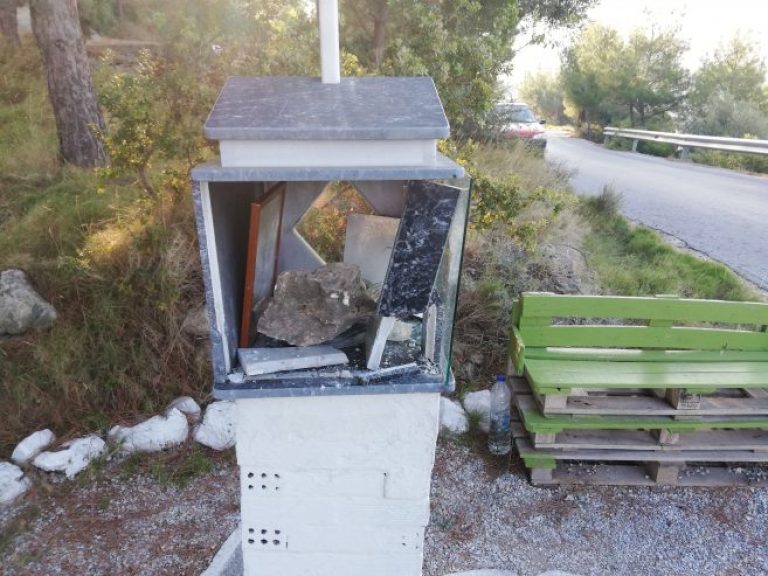 «ΑΓΝΩΣΤΟΙ» ΕΣΠΑΣΑΝ –ΓΙΑ ΤΡΙΤΗ ΦΟΡΑ!- ΕΙΚΟΝΟΣΤΑΣΙ ΤΗΣ ΠΑΝΑΓΙΑΣ ΣΤΗΝ ΣΑΜΟ… ΙΣΛΑΜΙΣΤΕΣ, ΚΟΜΜΟΥΝΙΣΤΕΣ Ή ΟΛΟΙ ΜΑΖΙ;